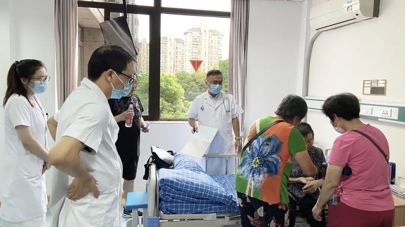 以某广州养老公寓为例，该公寓对原有设施进行了全面适老化改造。以下是具体案例：